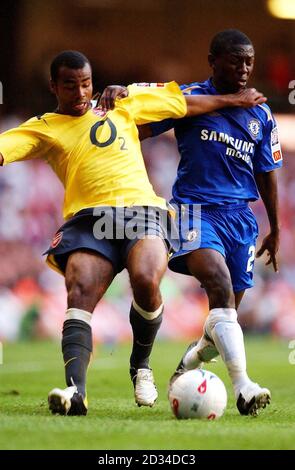 Ashley Cole von Arsenal hält Chelsea Shaun Wright-Phillips (R) vom Ball ab. Stockfoto