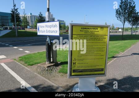 Eine Covid19-Tafel im Queen Elizabeth University Hospital, Glasgow, Schottland, die Patienten und Besucher über aktuelle Einschränkungen informiert. Stockfoto