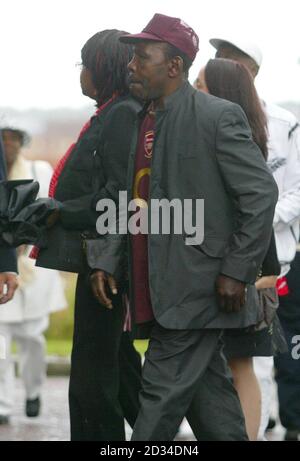 Steve Walker, der Vater des ermordeten Teenagers Anthony Walker, kommt am Donnerstag, den 25. August 2005 in der Kathedrale von Liverpool an. Der 18-jährige Student wurde letzten Monat in einem Park in Huyton, Merseyside, mit einer Axt überfahren. Das Begräbnis des frommen Christen findet in Liverpools anglikanischer Kathedrale statt. Der Service ist für die Öffentlichkeit zugänglich und Anthonys Familie hat die Gemeinde gebeten, Fußballtrikots zu tragen. Ein Sprecher der Familie Walker sagte: "Wir wollen nicht, dass die Gelegenheit düster ist, sondern wünschen uns, dass sie eine freudige Danksagung für Anthonys Leben ist." Siehe PA Geschichte BEERDIGUNG Anthony. DRÜCKEN SIE ASSOCIATI Stockfoto