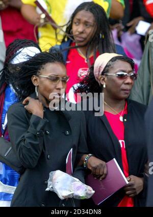 Doreen, die Mutter des ermordeten Teenagers Anthony Walker (R) verlässt die Liverpool Cathedral nach seiner Beerdigung am Donnerstag, den 25. August 2005. Der 18-jährige Student wurde letzten Monat in einem Park in Huyton, Merseyside, mit einer Axt überfahren. Das Begräbnis des frommen Christen findet in Liverpools anglikanischer Kathedrale statt. Der Service ist für die Öffentlichkeit zugänglich und Anthonys Familie hat die Gemeinde gebeten, Fußballtrikots zu tragen. Ein Sprecher der Familie Walker sagte: "Wir wollen nicht, dass die Gelegenheit düster ist, sondern wünschen uns, dass sie eine freudige Danksagung für Anthonys Leben ist." Siehe PA Geschichte BEERDIGUNG Anthony. Stockfoto