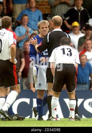 Evertons Phil Neville (Mitte links) wird vom Schiedsrichter Mike Riley während des FA Barclays Premiership Spiels im Craven Cottage, London, am Samstag, 27. August 2005 abgeschickt. DRÜCKEN Sie VERBANDSFOTO. Bildnachweis sollte lauten: Johnny Green/PA. DIESES BILD KANN NUR IM RAHMEN EINER REDAKTIONELLEN FUNKTION VERWENDET WERDEN. KEINE WEBSITE-/INTERNETNUTZUNG, ES SEI DENN, DIE WEBSITE IST BEI DER FOOTBALL ASSOCIATION PREMIER LEAGUE REGISTRIERT. Stockfoto