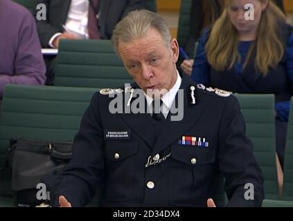 Der metropolitan Police commissioner Sir Bernard Hogan-Howe gibt dem Innenausschuss des Unterhauses in London Beweise nach heftigen Kontroversen über Ermittlungen im Zusammenhang mit prominenten Persönlichkeiten. Stockfoto