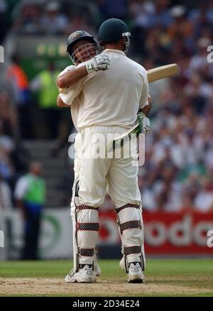 Der australische Kapitän Ricky Ponting (L) gratuliert Matthew Hayden, nachdem er sein Jahrhundert am dritten Tag des fünften npower-Test-Spiels gegen England im Brit Oval, London, am Samstag, 10. September 2005 erreicht hat. DRÜCKEN Sie VERBANDSFOTO. Bildnachweis sollte lauten: Chris Young/PA. Stockfoto