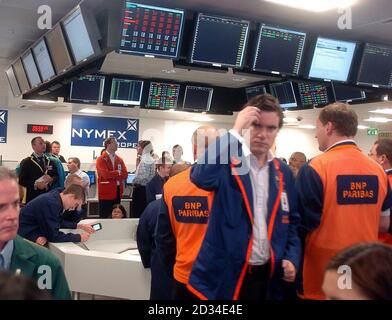 Der Börsenboden an der NYMEX in der City of London heute, Montag, 12. September 2005. Der Handel auf dem Londoner Ölmarkt war heute wieder in vollem Gang, nachdem Trader, die für ihre stripigen Blazer und rasanten Handsignalen bekannt sind, einen Sieg über den Fortschritt der Technologie errangen.die Einführung einer offenen Aufschrei-Trading-Pit durch die New York Mercantile Exchange (NYMEX) in der City of London bedeutet eine schnelle Rendite für die Bodenhändler, von denen viele befürchteten, dass die Aktivität nach der Schließung der Grube der International Petroleum Exchange (IPE) im April verloren gegangen sei. Siehe PA Story CITYExchange. Drücken Sie Verbandsfoto. Stockfoto