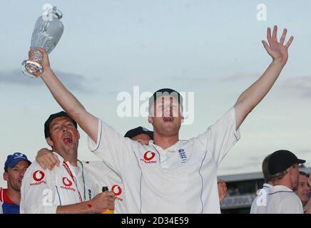 Der englische Andrew Flintoff feiert am letzten Tag des fünften npower-Testmatches gegen Australien im Brit Oval, London, Montag, 12. September 2005. England gewann die Asche nach dem letzten Test Match und gewann die Serie 2-1. DRÜCKEN Sie VERBANDSFOTO. Bildnachweis sollte lauten: Chris Young/PA. Stockfoto