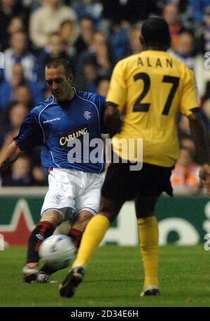 Fernando Ricksen (L) der Rangers im Einsatz mit Osorio Alan des FC Porto während des UEFA Champions League-Spiels im Ibrox Park, Glasgow, Dienstag, 13. September 2005. DRÜCKEN SIE VERBANDSFOTO. Der Bildnachweis sollte lauten: Danny Lawson/PA. Stockfoto