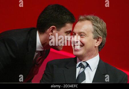 David Miliband, der Minister für Gemeinden und Kommunalverwaltung (links), spricht mit dem britischen Premierminister Tony Blair, nachdem er auf der Labour Party Konferenz in Brighton gesprochen hat. Stockfoto