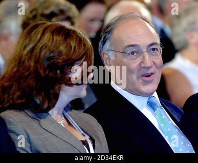 Der konservative Parteiführer Michael Howard sitzt heute, Montag, den 3. Oktober 2005, unter den Delegierten auf dem Boden der Wintergärten auf der konservativen Parteikonferenz in Blackpool. Es wird seine letzte Konferenz als Parteiführer sein, siehe PA Story TORY Umfragen. PRESSEVERBAND FOTO . DAS FOTO SOLLTE JOHN Giles/PA HEISSEN Stockfoto