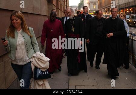 Der rechte Reverend Dr. John Tucker Mugabi Sentamu (links) und der Erzbischof von Canterbury, Dr. Rowan Williams, machen sich auf den Weg zu einer Funktion im Herrenhaus, nachdem er am Mittwoch, den 5. Oktober 2005, als neuer Erzbischof von York in der St. Mary-Le-Bow Church im Zentrum von London bestätigt wurde. Siehe PA Geschichte RELIGION Sentamu. DRÜCKEN Sie VERBANDSFOTO. Bildnachweis sollte lauten: Chris Young/PA Stockfoto