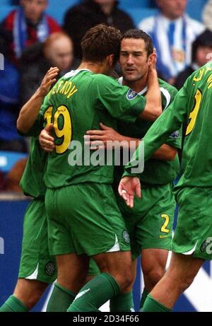 Celtic Stilian Petrov feiert sein Tor gegen Kilmarnock mit Paul Telfer während des Bank of Scotland Premier League-Spiels im Rugby Park, Kilmarnock, Sonntag, 23. Oktober 2005. DRÜCKEN Sie VERBANDSFOTO. Bildnachweis sollte lauten: Danny Lawson/PA. **NUR FÜR REDAKTIONELLE ZWECKE** Stockfoto