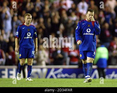 Wayne Rooney (r) und Paul Scholes (l) von Manchester United stehen Dejected nach dem Eingeständnisse des vierten Tor Stockfoto