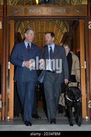 Eine Akte Bild des Prinzen Charles und Innenminister David Blunkett vom 24. November 2004..Arbeits- und Pensionsminister Blunkett wird heute Abend eine Erklärung abgeben 31 2005 Oktober über die Aktien im Vertrauen für seine Söhne in der Technologie-Firma DNA Biosciences gehalten, Downing Street sagte heute. Stockfoto
