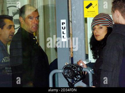 Der schottische Sozialist Tommy Sheridan und Nationalist inszenieren einen Protest pro Asyl in einem Immigrationsbüro in der Brand Street, Glasgow, Mittwoch, 2. November 2005. Bild zeigt Tommy im Gespräch mit der Direktorin von positive Action Housing Robina Qureshi durch die mit Vorhängeschlössern verschlossenen Türen des Büros. Robina sagte, der Protest sei darauf abgestellt, die "geisteswissenschaftlichen" vom Innenministerium verübten zu markieren Siehe PA Story SCOTLAND Protest. DRÜCKEN SIE VERBANDSFOTO. DAS FOTO SOLLTE DANNY Lawson/PA LAUTEN Stockfoto