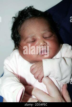 Das neugeborene Baby, Mittwoch, 2. November 2005, das auf einer leeren Mülltüte in einem Wohnblock verlassene aufgefunden wurde. Das wenige Stunden alte Mädchen wurde in Northgate Court Wohnungen in Canterbury Crescent, Brixton, Süd-London, kurz nach Mitternacht entdeckt. Sie wurde von einem Mann gefunden, der die Wohnungen besucht hatte, am Fuße der Gemeinschaftstreppe. Das Kind, das schwarz ist, war ohne Kleidung auf einem leeren Müllbeutel gelassen worden. Sie wurde in ein Krankenhaus im Süden Londons gebracht und es wird angenommen, dass es ihr gut geht. Die Polizei bat um Hilfe, um ihre Mutter zu verfolgen. Siehe PA Story POLICE Baby. DRÜCKEN Sie VERBANDSFOTO. Foto Stockfoto