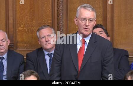 Die ehemalige Schattenaußenministerin Hilary Benn reagiert, nachdem Premierminister David Cameron nach der Abstimmung im EU-Referendum eine Erklärung vor den Abgeordneten im Londoner Unterhaus abgegeben hat. Stockfoto