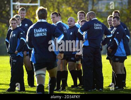 Schottlands Mike Blair (ganz links) steht mit Teamkollegen während einer Trainingseinheit im Murrayfield Stadium, Edinburgh, Montag, 7. November 2005. Blair hat sich vor Lions Scrum-Half Chris Cusiter einen internationalen Aufruf verdient. Schottland spielen Argentinien in einem internationalen Spiel am Samstag. Siehe PA Story RUGBYU Schottland. DRÜCKEN Sie VERBANDSFOTO. Bildnachweis sollte lauten: Dave Cheskin/PA. Stockfoto