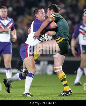 Der Großbritanniens Richard Horne in Aktion gegen den australischen Danny Buderus (R) während des Gillette Tri-Nations-Spiels im KC Stadium, Hull, Samstag, 19. November 2005. DRÜCKEN Sie VERBANDSFOTO. Bildnachweis sollte lauten: Martin Rickett/PA. ***NUR REDAKTIONELLE NUTZUNG - KEINE HANDY- ODER INTERNETNUTZUNG BIS EINE STUNDE NACH SPIELENDE*** Stockfoto