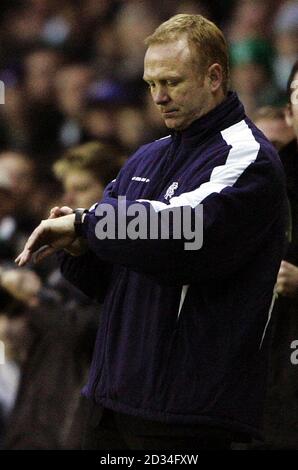 Der Manager der Rangers, Alex McLeish, blickt auf seine Uhr während des Bank of Scotland Premier League-Spiels gegen Hibernian im Easter Road Stadium, Edinburgh, Sonntag, 27. November 2005. DRÜCKEN Sie VERBANDSFOTO. Bildnachweis sollte lauten: Andrew Milligan/PA DIESES BILD KANN NUR IM RAHMEN EINER REDAKTIONELLEN VERWENDUNG verwendet werden. KEINE WEBSITE-/INTERNETNUTZUNG, ES SEI DENN, DIE WEBSITE IST BEI DER FOOTBALL ASSOCIATION PREMIER LEAGUE REGISTRIERT. Stockfoto