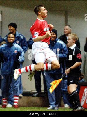 Charlton Athletic Darren Ambrose feiert sein Tor während des Carling Cup vierten Runde Spiel gegen Blackburn Rovers in der Vally, London, Mittwoch, 30. November 2005. DRÜCKEN Sie VERBANDSFOTO. Bildnachweis sollte lauten: Sean Dempsey/PA. DIESES BILD KANN NUR IM RAHMEN EINER REDAKTIONELLEN FUNKTION VERWENDET WERDEN. KEINE WEBSITE-/INTERNETNUTZUNG, ES SEI DENN, DIE WEBSITE IST BEI DER FOOTBALL ASSOCIATION PREMIER LEAGUE REGISTRIERT. Stockfoto