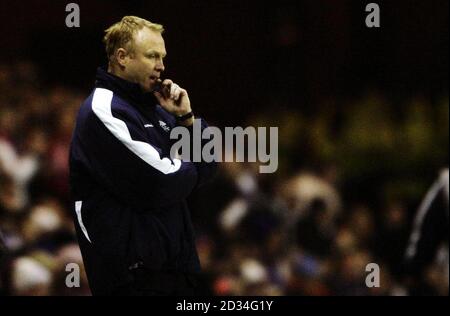 Rangers-Manager Alex McLeish sieht nervös aus, als das Spiel in den letzten Minuten des UEFA Champions League-Spiels gegen Inter Mailand im Ibrox Stadium, Glasgow, Dienstag, 6. Dezember 2005. DRÜCKEN Sie VERBANDSFOTO. Bildnachweis sollte lauten: Andrew Milligan/PA. DIESES BILD KANN NUR IM RAHMEN EINER REDAKTIONELLEN FUNKTION VERWENDET WERDEN. KEINE WEBSITE-/INTERNETNUTZUNG, ES SEI DENN, DIE WEBSITE IST BEI DER FOOTBALL ASSOCIATION PREMIER LEAGUE REGISTRIERT. Stockfoto