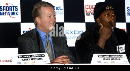 Der britische Schwergewichtsboxer Audley Harrison (R) sitzt bei promotor Frank Warren als Gegner Danny Williams weigert sich, während der Kopf-an-Kopf-Pressekonferenz im Imperial war Museum, London, am Donnerstag, den 8. Dezember 2005, seinen Platz zu nehmen. DRÜCKEN Sie VERBANDSFOTO. Bildnachweis sollte lauten: Sean Dempsey/PA. Stockfoto