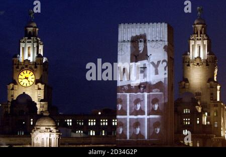 Ein Bild der ermordeten Musikikone John Lennon wird am Donnerstag, den 8. Dezember 2005, an einem Veranstaltungstag anlässlich seines 25. Todestages auf ein Hafengebäude in Liverpool projiziert. In seiner Geburtsstadt versammelten sich zahlreiche Lennon-Fans aus aller Welt, um der Musiklegende zu huldigen. Siehe PA Story SHOWBIZ Lennon. DRÜCKEN Sie VERBANDSFOTO. Bildnachweis sollte lauten: Phil Noble / PA. Stockfoto