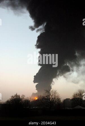 Eine schwarze Rauchwolke wehte vom Buncefield-Tanklager in Leverstock Green, Herts, in der Nähe von Hemel Hempstead und der Anschlussstelle 8 der M1 am Sonntag, den 11 2005. Dezember, wo drei große Explosionen ein Öldepot früh heute erschütterte. Siehe PA Geschichte EXPLOSION. DRÜCKEN Sie VERBANDSFOTO. Foto sollte lauten:Michael Stephens/PA Stockfoto