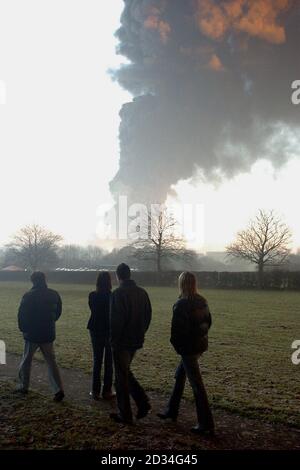 Eine schwarze Rauchwolke wehte vom Buncefield-Tanklager in Leverstock Green, Herts, in der Nähe von Hemel Hempstead und der Anschlussstelle 8 der M1 am Sonntag, den 11 2005. Dezember, wo drei große Explosionen ein Öldepot früh heute erschütterte. Siehe PA Geschichte EXPLOSION. DRÜCKEN Sie VERBANDSFOTO. Foto sollte lauten:Michael Stephens/PA Stockfoto