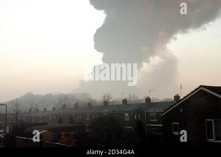 Eine schwarze Rauchwolke wehte vom Buncefield-Tanklager in Leverstock Green, Herts, in der Nähe von Hemel Hempstead und der Anschlussstelle 8 der M1 am Sonntag, den 11 2005. Dezember, wo drei große Explosionen ein Öldepot früh heute erschütterte. Siehe PA Geschichte EXPLOSION. DRÜCKEN Sie VERBANDSFOTO. Foto sollte lauten:Michael Stephens/PA Stockfoto