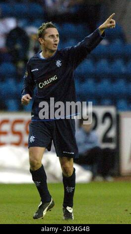 Peter Lovenkrands der Rangers feiert sein zweites Tor gegen Kilmarnock mit Barry Ferguson während des Bank of Scotland Premier League-Spiels im Rugby Park, Kilmarnock, Sonntag, 11. Dezember 2005. DRÜCKEN Sie VERBANDSFOTO. Bildnachweis sollte lauten: Danny Lawson/PA *NUR ZUR REDAKTIONELLEN VERWENDUNG* Stockfoto