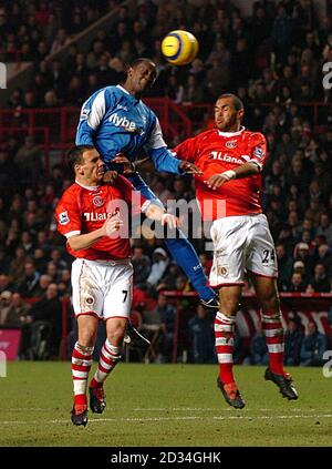 Emile Heskey von Birmingham City gewinnt den Ball über Charlton Athletic Radostin Kischischev und Jonathan Fortune Stockfoto