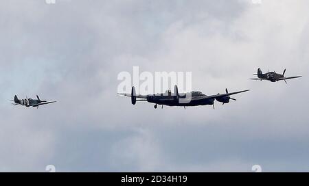 Die Schlacht of Britain Memorial Flight einschließlich einen Lancaster-Bomber, herabfliegen ein Spitfire und ein Hurrikan den Fluss Mersey in Richtung Southport, Southport Airshow teilnehmen. Stockfoto