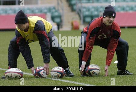 Die Engländer Matt Dawson (L) und Harry Ellis während einer Trainingseinheit im Twickenham Stadium, London, Montag, 30. Januar 2006. DRÜCKEN Sie VERBANDSFOTO. Bildnachweis sollte lauten: Rebecca Naden/PA. Stockfoto