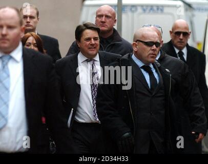 Nick Griffin (Mitte), der Vorsitzende der British National Party (BNP), trifft am Mittwoch, den 1. Februar 2006, am Leeds Crown Court ein, wo die Jury erwartet wird, dass sie ihre Urteile heute in seinem Prozess gegen Hass gegen Rassen prüfen wird. Griffin, 46, und der Parteiaktivist Mark Collett, 24, leugnen beide, Worte zu verwenden, die Rassenhass schüren sollten, als sie 2004 eine Reihe von Reden hielten. Siehe PA Story COURTS BNP. DRÜCKEN Sie VERBANDSFOTO. Bildnachweis sollte lauten: John Giles/PA. Stockfoto