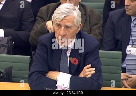 Der ehemalige Außenminister Jack Straw gibt dem Northern Ireland Affairs Committee im Londoner Unterhaus Beweise für seine Untersuchung von Entschädigungen für Opfer des von Libyen gesponserten IRA-Terrorismus. Stockfoto