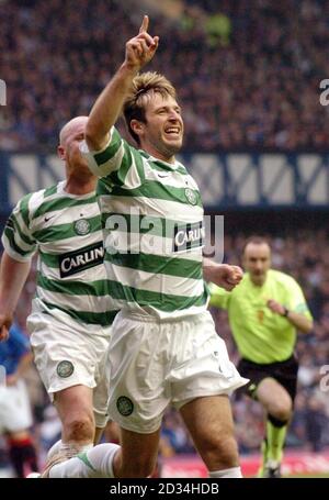 Maciej Zurawski von Celtic feiert das Tor gegen die Rangers während des Spiels der Bank of Scotland Premier League im Ibrox Stadium, Glasgow, Sonntag, 12. Februar 2006. DRÜCKEN SIE VERBANDSFOTO. Der Bildnachweis sollte lauten: Danny Lawson/PA. Stockfoto