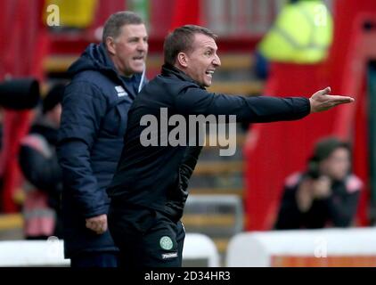 Celtic Manager Brendan Rodgers und Motherwell Manager Mark McGhee (links) während des Ladbrokes Scottish Premiership Matches im Fir Park, Motherwell. Stockfoto