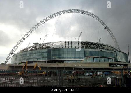 Stürme Wolken sammeln sich über dem neuen Wembley Stadion, Dienstag, 21 2006. Februar, dem Tag, an dem der Verband bestätigte, dass das Stadion nicht rechtzeitig für das diesjährige FA Cup Finale bereit sein wird. FA-Geschäftsführer Brian Barwick sagte, dass die Bauherren nicht in der Lage gewesen seien, "100%" Sicherheit zu geben, dass der Veranstaltungsort rechtzeitig fertiggestellt sein würde, und das Finale im Mai 13 wird nun im Millennium Stadium in Cardiff gespielt. Siehe PA Story SPORT Wembley. DRÜCKEN Sie VERBANDSFOTO. Bildnachweis sollte lauten: Michael Stephens/PA Stockfoto