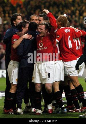Manchester United Spieler feiern das dritte Tor von Cristiano Ronaldo (versteckt) gegen Wigan Athletic während des Carling Cup Finales im Millennium Stadium, Cardiff, Sonntag, 26. Februar 2006. Endergebnis: Manchester United 4 - Wigan 0. DRÜCKEN Sie VERBANDSFOTO. Bildnachweis sollte lauten: Rui Vieira/PA DIESES BILD KANN NUR IM RAHMEN EINES REDAKTIONELLEN FEATURE verwendet werden. KEINE WEBSITE-/INTERNETNUTZUNG, ES SEI DENN, DIE WEBSITE IST BEI DER FOOTBALL ASSOCIATION PREMIER LEAGUE REGISTRIERT. Stockfoto