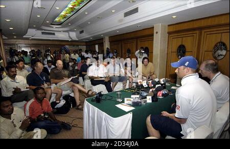 Andrew Flintoff aus England (zweiter von rechts) während einer Pressekonferenz, nachdem er am Montag, den 27. Februar 2006, zum Kapitän im Teamhotel in Nagpur, Indien, befördert wurde. In Abwesenheit von Michael Vaughan und seinem Stellvertreter Marcus Trescodick wird Flintoff sein Land zum ersten Mal führen. Siehe PA Geschichte CRICKET England. DRÜCKEN SIE VERBANDSFOTO. Bildnachweis sollte lauten: Rebecca Naden/PA. *** - KEINE HANDY-NUTZUNG*** Stockfoto