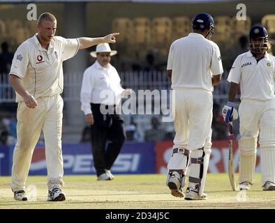 Der indische Batsman Irfan Pathan (zweiter rechts) verlässt das Feld, nachdem er am fünften Tag des ersten Testspieles auf dem Vidarbha Cricket Association Ground, Nagpur, Indien, am Sonntag, den 5. März 2006, vom englischen Kapitän Andrew Flintoff (links) entlassen wurde. DRÜCKEN SIE VERBANDSFOTO. Bildnachweis sollte lauten: Rebecca Naden/PA. ***NUR FÜR REDAKTIONELLE ZWECKE - KEINE NUTZUNG DES MOBILTELEFONS*** Stockfoto