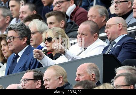 Newcastle United Eigentümer Mike Ashley (Mitte), PR-Spezialist Keith Bishop (links) und Geschäftsführer Lee Charnley an den Ständen während des Sky Bet Championship Spiels im St James' Park, Newcastle. Stockfoto