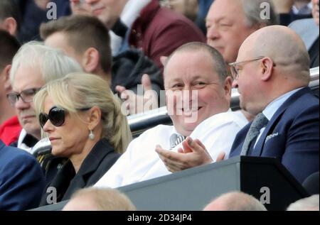 Newcastle United Eigentümer Mike Ashley und Geschäftsführer Lee Charnley (rechts) an den Ständen während des Sky Bet Championship Spiels im St James' Park, Newcastle. Stockfoto