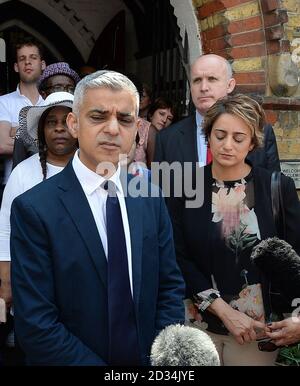 Der Bürgermeister von London Sadiq Khan und seine Frau Saadiya Khan verlassen die St. Clement's Church in der Nähe des Grenfell Tower im Westen Londons, nachdem am Mittwochmorgen ein Feuer das 24-stöckige Gebäude überschwemmen hatte. Stockfoto