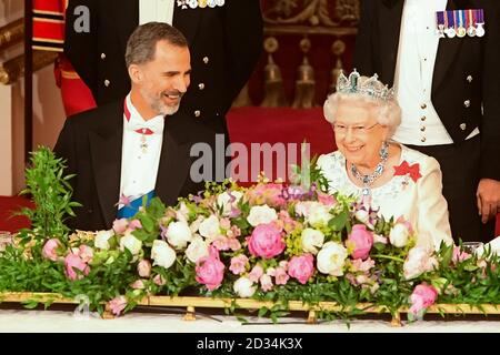 Königin Elizabeth II. und König Felipe VI von Spanien während der staatliche Bankett am Buckingham Palace, London für des Königs Zustand nach Großbritannien zu besuchen. Stockfoto