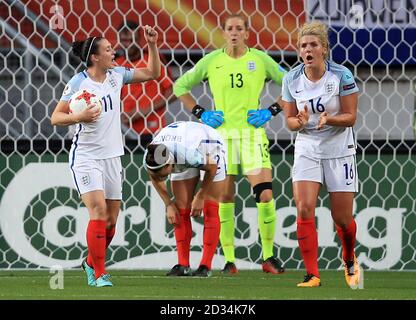 Die Engländerinnen Jade Moore und Millie Bright während des UEFA Women's Euro 2017-Spiels in der De Grolsch Veste, Enschede. DRÜCKEN SIE VERBANDSFOTO. Bilddatum: Donnerstag, 3. August 2017. Siehe PA Geschichte Soccer England Women. Bildnachweis sollte lauten: Mike Egerton/PA Wire. EINSCHRÄNKUNGEN: Nutzung unterliegt FA-Einschränkungen. Nur für redaktionelle Zwecke. Kommerzielle Nutzung nur mit vorheriger schriftlicher Zustimmung des FA. Keine Bearbeitung außer Zuschneiden. Stockfoto