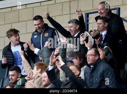 Motherwell-Manager Stephen Robinson feiert seinen Mannschaftssieg vom Stand aus, während die Schlusspfeife beim Betfred Cup, Halbfinalspiel im Hampden Park, Glasgow, geblasen wird. Stockfoto