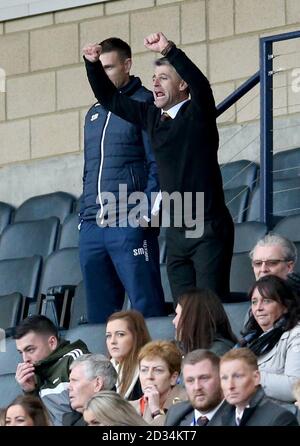 Motherwell-Manager Stephen Robinson feiert seinen Mannschaftssieg vom Stand aus, während die Schlusspfeife beim Betfred Cup, Halbfinalspiel im Hampden Park, Glasgow, geblasen wird. Stockfoto