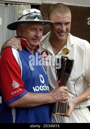 England Kapitän Andrew Flintoff (R) und Trainer Duncan Fletcher mit der TVS Series Trophy nach dem Gewinn des dritten Test-Spiel gegen Indien im Wankhede Stadium, Mumbai, Indien, Mittwoch 22. März 2006. England gewann den letzten Test von 212 Läufen, um die Serie 1-1 mit Indien zu ziehen. DRÜCKEN Sie VERBANDSFOTO. Bildnachweis sollte lauten: Rebecca Naden/PA. ***NUR REDAKTIONELLE VERWENDUNG - KEINE NUTZUNG DES MOBILTELEFONS*** Stockfoto