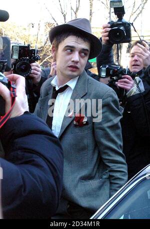 Babyshambles Sängerin Pete Doherty kommt am Donnerstag, den 23. März 2006, am Thames Magistrate Court in East London an, um sich Drogenanklagen zu stellen. Doherty wird mit sieben Anklagepunkten des Besitzens der kontrollierten Drogen angeklagt. Er wird beschuldigt, am 18. Dezember letzten Jahres in Riverside Close im Osten Londons 0,406 g Heroin, 0,776 g Crack-Kokain, 0,332 g Cannabisharz und 5,94 g Cannabis zu haben. Am 14. Januar dieses Jahres gab die Polizei an, dass er in der Dunlace Road, ebenfalls im Osten Londons, 3.103 g Heroin, 3.664 g Crack Cocain und 2.503 g Cannabis hatte. Siehe PA Geschichte COURTS Doherty. DRÜCKEN Sie VERBANDSFOTO. Bildnachweis sh Stockfoto